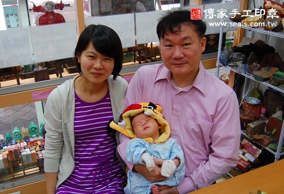 吳寶寶(新北永和區到府嬰兒寶寶滿月剃頭理髮、免費到府嬰兒剃胎毛儀式吉祥話)。到府剃頭剃胎毛主持、專業拍照、DVD光碟、證書。★購買「臍帶章、肚臍章、胎毛筆刷印章」贈送：剃頭、收涎、抓周，三選一。2015.10.25 照片2